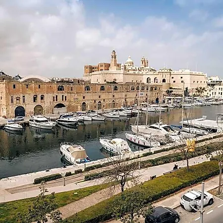 Dock 1 Boutique * Cospicua